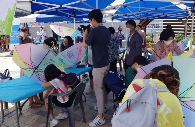 기념식 현장에선 성공적인 행사를 기원하는 당산 선고제를 시작으로 시식회, 프리마켓 ＆ 어린이 체험, 축하이벤트 등이 열렸다. 통영시 제공