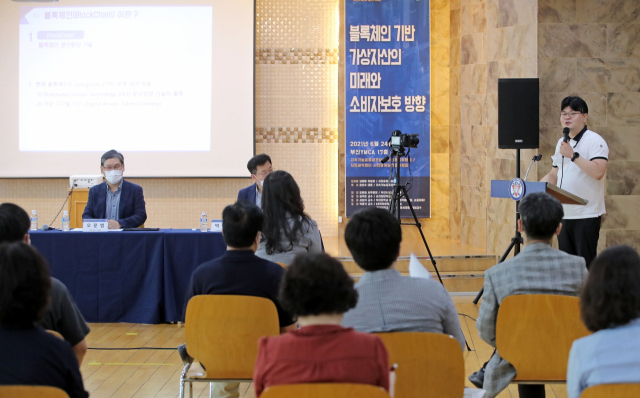 순천향대학교 경제금융학과 권혁준 교수가 24일 오후 부산YMCA 대강당에서 열린 ‘블록체인 기반 가상자산의 미래와 소비자보호 방향’이란 주제의 시민논단에서 ‘블록체인의 가능성, 이에 기반한 가상자산의 미래’를 제목으로 발제를 하고 있다. 김경현 기자 view@