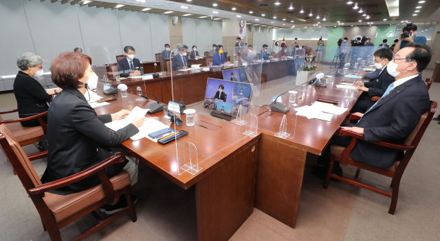 한정애 환경부 장관(왼쪽 두번째)이 24일 오전 세종시 정부세종청사에서 열린 제6회 낙동강유역물관리위원회 회의에서 인사말하고 있다. 연합뉴스