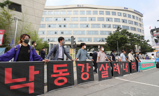 환경운동연합을 비롯한 낙동강유역 시민사회 관계자들이 24일 오전 세종시 정부세종청사 환경부 앞에서 낙동강 물관리 방안 합의안 도출 및 보처리방안 연내 확정 등을 촉구하는 집회를 열고 구호를 외치고 있다. 연합뉴스
