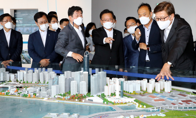 김부겸 국무총리가 25일 오전 부산항국제여객터미널 홍보관에서 부산항 북항재개발사업 모형도를 보며 북항재개발사업에 대한 설명을 듣고 있다. 정종회 기자 jjh@