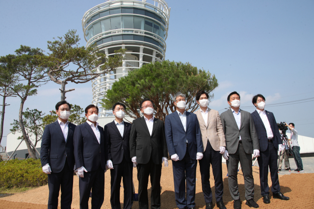 김부겸 국무총리(왼쪽 네 번째)가 25일 부산 국가시범도시로 조성되고 있는 에코텔타시티 전망대를 방문해 기념촬영을 하고 있다. 연합뉴스