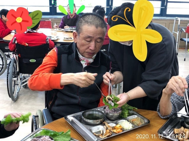 코로나 집단발병이 터지기 전 요양원에서 식사 중인 길현 씨. 김경숙 씨 제공