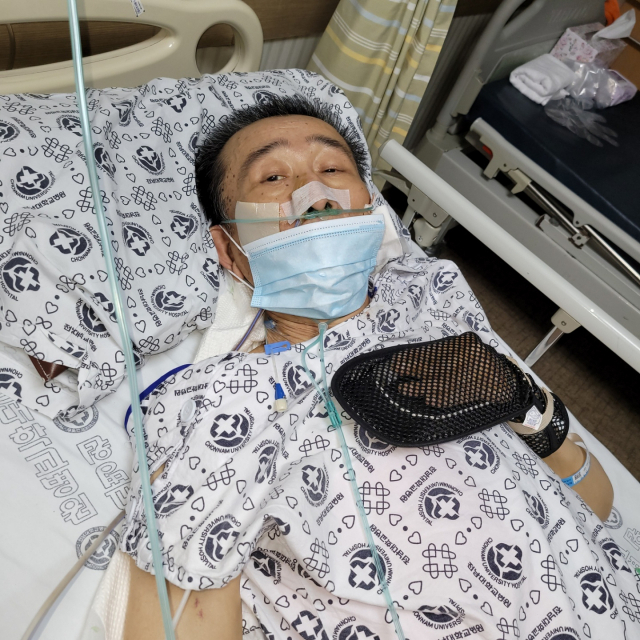 병원에서 코로나19 치료를 받으며 누나와 눈빛을 주고받던 길현 씨. 김경숙 씨 제공