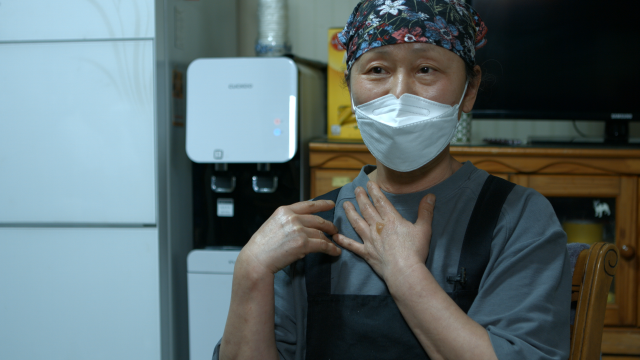 항암치료를 받고 있는 경숙 씨는 동생을 잃은 아픔을 딛고 삶의 의지를 다지고 있다.