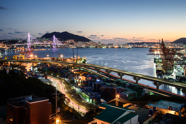 사진은 2030부산월드엑스포 개최 예정지인 부산항 북항 야경. 부산일보DB