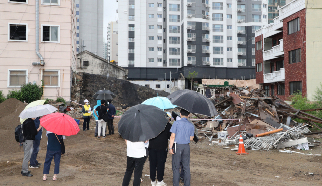 6월 15일 오후 부산 부산진구 가야동 재개발 철거현장에서 부산시와 건축사회 관계자 등이 긴급 합동점검을 했다. 부산일보DB