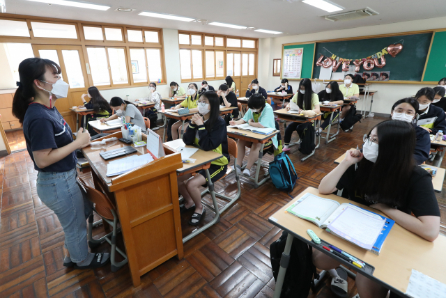 지난달 28일 전면 등교가 시행된 부산 경남여고에서 학생들이 수업을 받고 있다. 부산일보DB