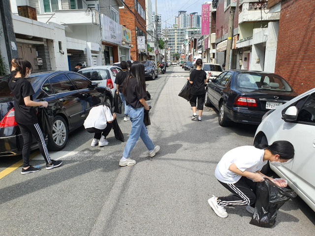 ‘줍깅 챌린지’에 참여한 학생들이 쓰레기를 줍고 있는 모습.