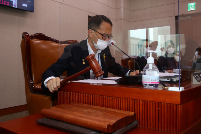 28일 국회 법제사법위원회 전체회의에서 더불어민주당 박주민 간사가 위원장 직무대리로 회의를 주재하고 있다. 연합뉴스
