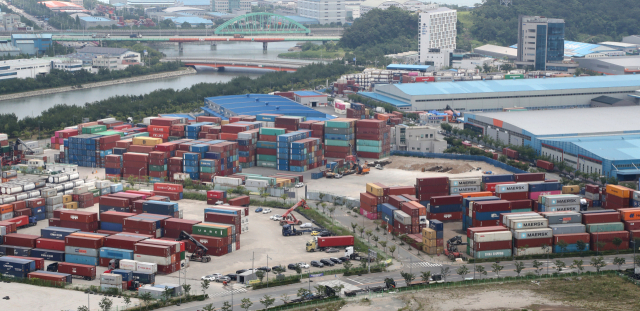 28일 오전 부산항 신항 부두 장치장뿐 아니라 인근 소규모 장치장에도 컨테이너가 가득 쌓여 있다. 강선배 기자ksun@