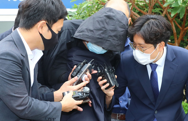 지난해 9월 14일 대마초를 흡입한 채 환각 상태로 운전을 해 부산 해운대에서 7중 추돌 사고를 낸 포르쉐 운전자가 사건 발생 6일이 자난 같은 달 20일 부산지법 동부지원에서 영장실질심사를 받은 뒤 나오고 있다. 정종회 기자 jjh@