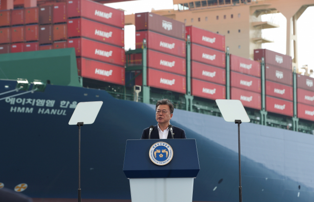 문재인 대통령이 29일 부산신항 다목적부두에서 열린 ‘해운산업 리더국가 실현전략 선포 및 1.6만TEU급 한울호 출항식’에서 발언하고 있다. 연합뉴스