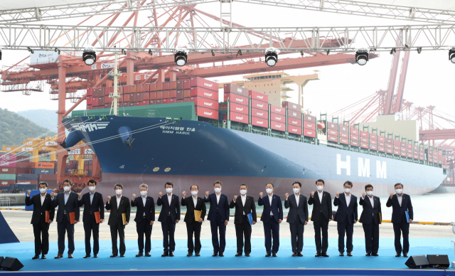 문재인 대통령이 29일 부산신항 다목적부두에서 열린 ‘해운산업 리더국가 실현전략 선포 및 1.6만TEU급 한울호 출항식’에서 업무협력 협약식을 마친 후 관계자들과 기념촬영을 하고 있다. 연합뉴스