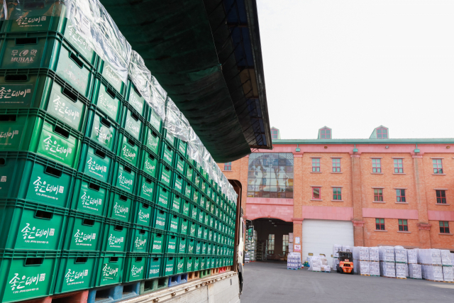 무학은 환경친화적 제품 생산 기반을 확보하기 위해 폐기되는 자원을 재활용할 수 있도록 생산 전 과정에 환경시스템을 도입했다. 무학 제공