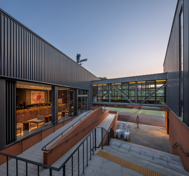 주차장 쪽에서 카페 도토리로 들어오는 입구. 건축사진가 윤준환 제공