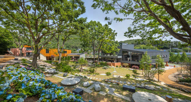 건축주의 모친이 정성을 다해 가꾼 원림(園林) 같은 카페 도토리 정원. 건축사진가 윤준환 제공