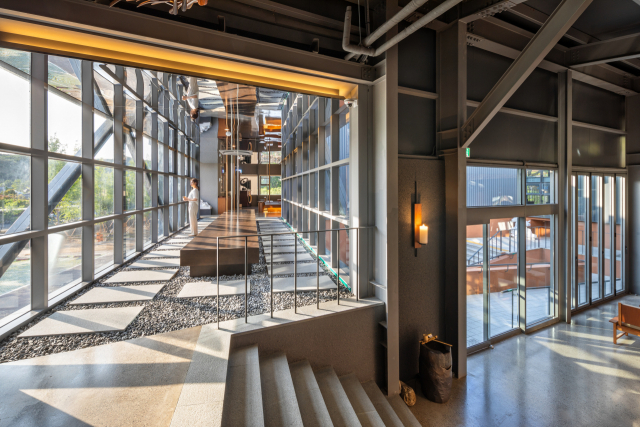 카페 도토리의 연결(브리지) 공간. 건축사진가 윤준환 제공