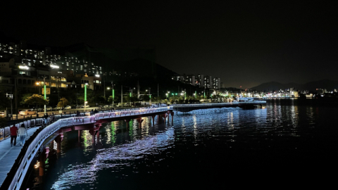 전남 여수 장도의 정남쪽 전망대 난간 위에 얹힌 ‘사랑의 역도사’ 너머로 가덕만의 해가 넘어간다(큰 사진). 작은 사진은 웅천친수공원에서 바라본 진섬다리와 장도, 장도전시관 전경, 소호동동다리의 야간 경관조명(위부터).