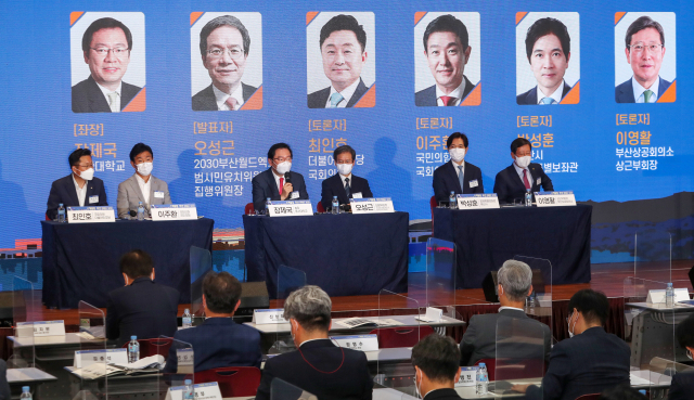 30일 오후 부산 벡스코에서 열린 ‘스케일업 부산 컨퍼런스 2021‘의 첫 번째 세션에서 ‘2030부산월드엑스포와 가덕도신공항을 주제’로 토론이 진행되고 있다. 정대현 기자 jhyun@