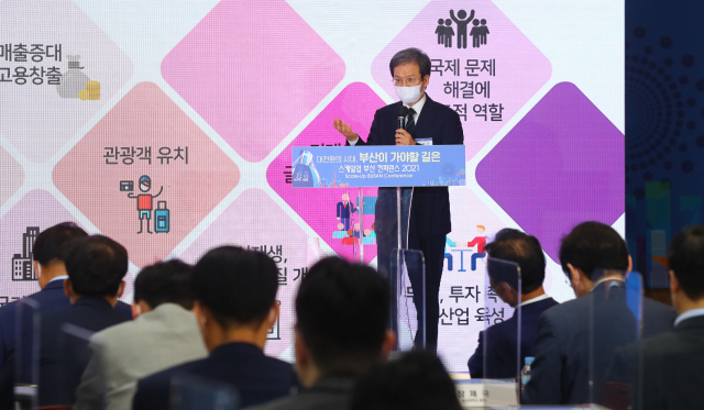 오성근 2030부산월드엑스포 범시민유치위원회 집행위원장이 주제발표를 하고 있다. 정종회 기자 jjh@