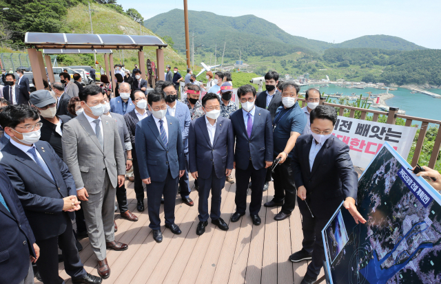 더불어민주당 송영길(앞줄 왼쪽 두 번째) 대표가 30일 부산 강서구 가덕도 대항전망대에서 가덕신공항 건설 계획을 점검하고 있다. 김경현 기자 view@