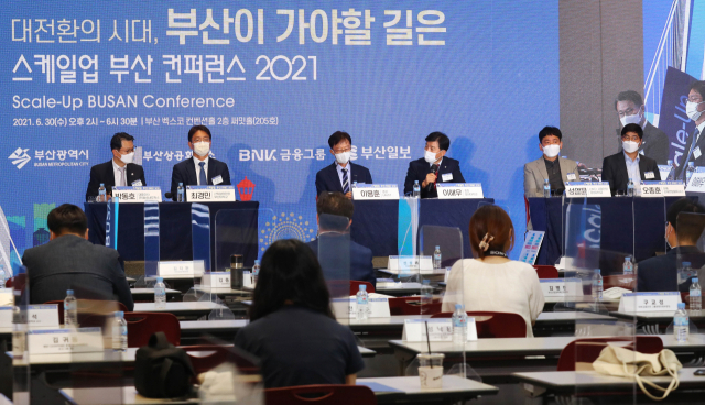 ‘스케일업 부산 컨퍼런스 2021’의 세션2 '산학협력도시 부산’ 행사에서 발표자 이용훈 UNIST 총장과 토론자로 나선 박동호 (주)화승네트웍스 대표이사, 최경민 부산대 산학협력단장, 성열문 경성대 LINC+ 사업단장, 오종훈 선보엔젤파트너스 대표가 토론을 하고 있다. 정종회 기자 jjh@
