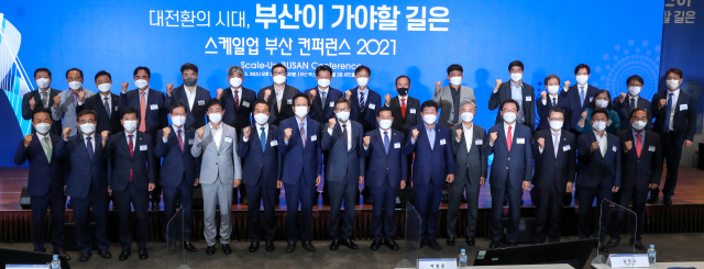 부산일보와 부산시, 부산상공회의소, BNK금융그룹이 공동주최한 ‘스케일업(Scale-up) 부산 컨퍼런스 2021’이 ‘대전환의 시대, 부산이 가야할 길은’을 주제로 30일 오후 부산 해운대구 벡스코 컨벤션홀에서 열렸다. 콘퍼런스에 참석한 내빈과 각 세션 발표자, 토론자들이 기념 촬영을 하고 있다. 정대현 기자 jhyun@