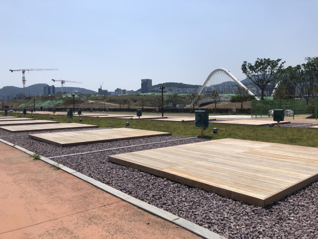 나무덱 야영장. 부산항만공사 제공