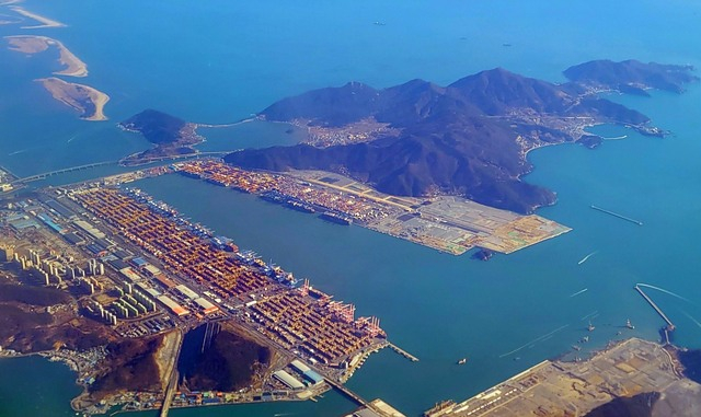 사진은 부산 강서구 가덕도와 부산항신항 전경.부산일보DB