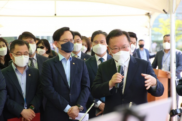 1일 규제자유특구위원회 종료 직후, 새만금컨벤션센터 야외주차장에서 김부겸 총리와 특구위원회 위원들이 전북 친환경자동차특구 현황을 브리핑 받고 있다. 중기부 제공