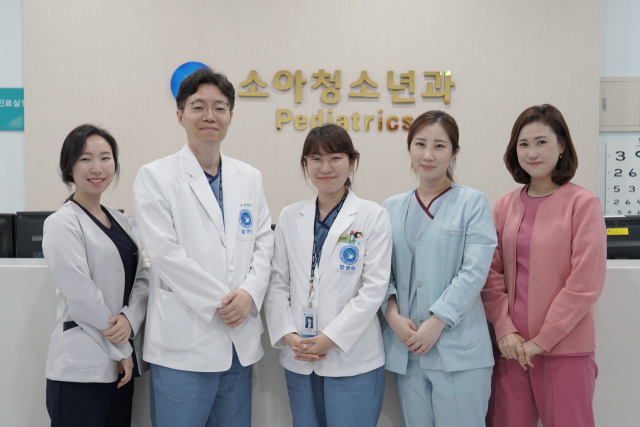 동남권원자력의학원 소아청소년과 단체 사진(가운데 흰색 가운 김형영 과장, 왼쪽 박경미 과장). 동남권의학원 제공
