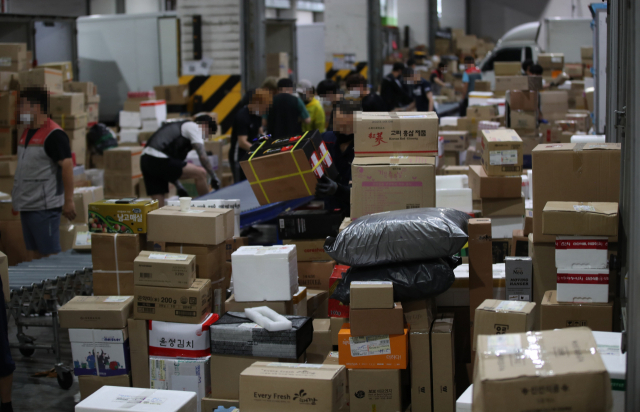사진은 복합물류센터에서 관계자들이 물품을 옮기고 있다. 연합뉴스