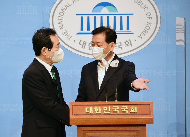 이광재 의원과 정세균 전 총리가 후보 단일화 합의를 밝힌 뒤 인사하고 있다. 연합뉴스