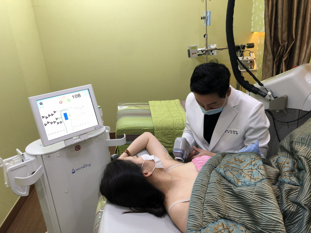 액취증 환자의 절반 이상이 다한증을 동반하고 있다. 사진은 겨드랑이 땀샘과 냄새샘, 털을 동시에 제거하는 미라드라이 시술 장면. 남포고운피부과의원 제공