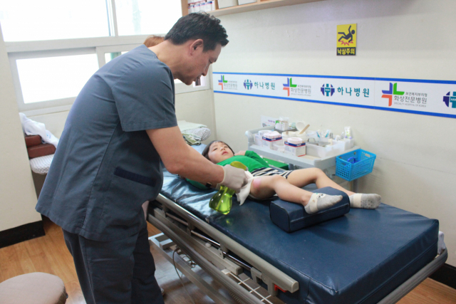 하나병원 정철수 병원장이 어린이 화상 환자를 진료하고 있다. 하나병원 제공