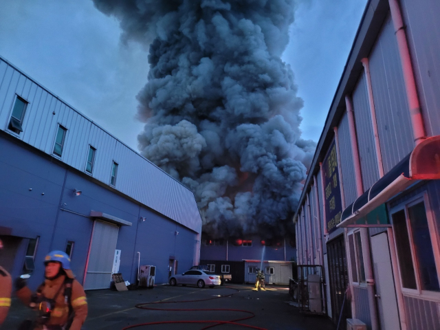 8일 오전 울산 북구 한 물류센터에서 불이 나 소방관들이 진압 중이다. 울산소방본부 제공