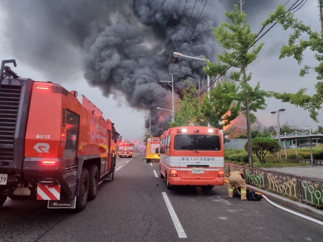 8일 울산 북구 한 물류센터에서 불이 나 검은 연기가 치솟고 있다. 울산소방본부 제공