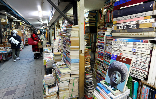 사진은 보수동 책방골목.부산일보DB