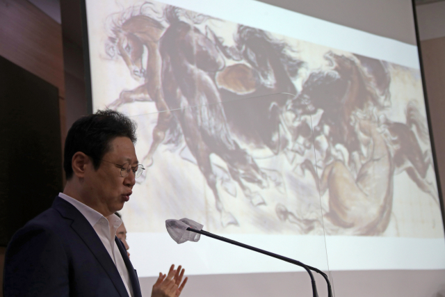 황희 문화체육관광부 장관이 지난 7일 오전 정부서울청사에서 '국가 기증 이건희 소장품 활용을 위한 기본원칙 및 활용 기본방향'을 발표하고 있다. 연합뉴스