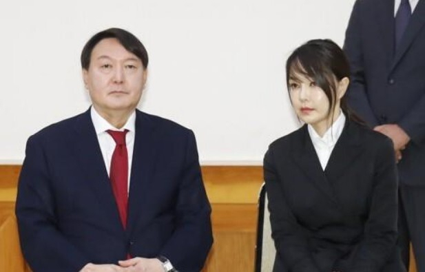 윤석열(왼쪽) 전 검찰총장과 부인 김건희씨. 연합뉴스