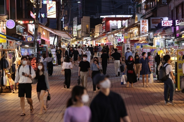 사회적 거리두기 4단계 격상을 앞둔 10일 오후 서울 마포구 홍대거리에서 시민들이 거리를 걷고 있다. 연합뉴스