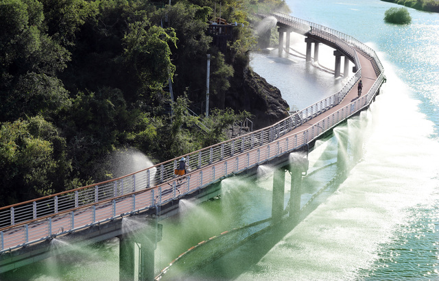 창녕함안보 구간 낙동강에 조류 경보 '경계' 단계가 발령되자 창원 본포취수장이 녹조 유입을 막으려고 수류분사장치를 가동하고 있다. 부산일보DB