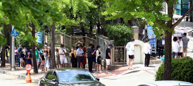 코로나19 4차 대유행이 지속되는 가운데 11일 오후 부산 해운대구보건소 선별진료소에는 휴일임에도 많은 시민이 검사를 받기 위해 줄을 서 있다. 정종회 기자 jjh@