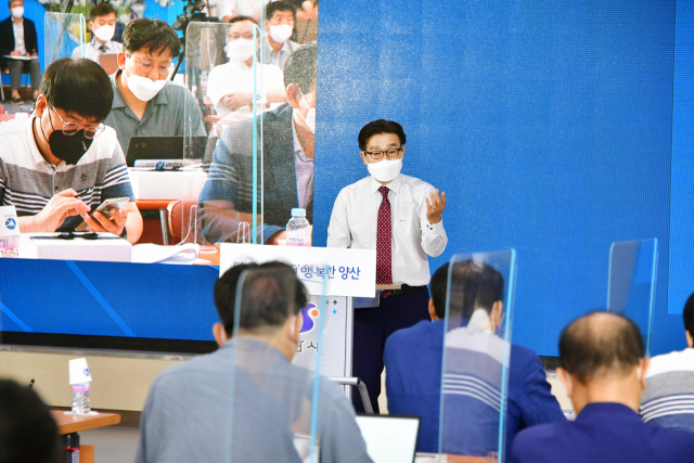 김일권 경남 양산시장이 12일 오전 시청 대회의실에서 민선 7기 3남은 1년 동안 ‘50만 자족도시’ 건설 등 시정 핵심 중점사업을 차질 없이 추진해 나가기로 했다. 양산시 제공