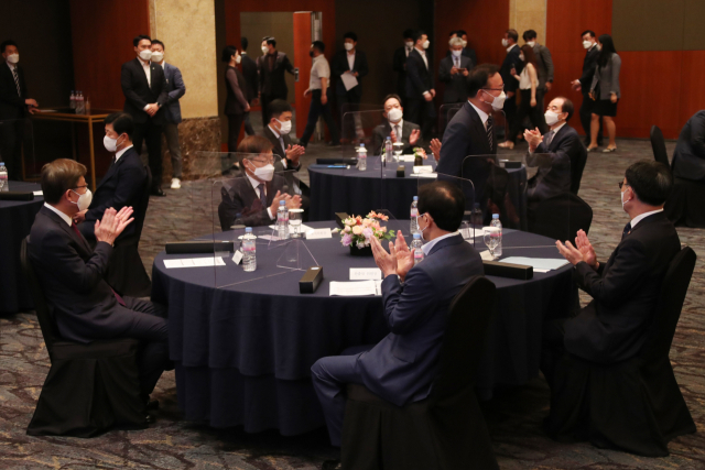 김부겸 국무총리가 13일 오전 서울 소공동 롯데호텔에서 열린 '2030 부산세계박람회 유치위원회' 창립총회에 참석, 축사를 위해 연단으로 향하고 있다. 연합뉴스