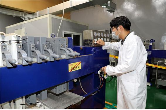 연구진이 여과 장치를 활용해 규소 성분을 분리하고 있다. 원자력연구원 제공