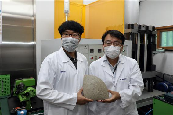 연구진이 제조한 디스크 형태 고형물 샘플(왼쪽부터 이근영 책임연구원, 김광욱 책임연구원). 원자력연구원 제공
