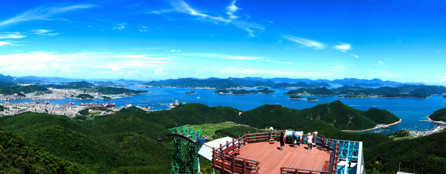 남망산에 생긴 국내 최대 야간 디지털 테마파크 ‘디피랑’과, 한려수도가 파노라마로 펼쳐진 미륵산 상부 전망대 조망(위에서부터). 통영시 제공