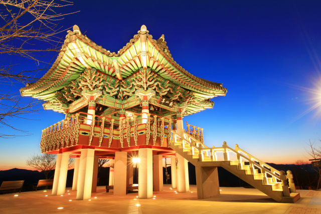 장산숲 짙은 녹음이 블루스크린에 지친 눈을 쉬게 해주고, 고성읍을 굽어보는 남산공원 남산정 야경이 아름답다(위에서부터). 고성군 제공